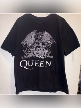 Queen Black Graphic T-Shirt with Crest Logo Rock & Pop Music Band Shirt